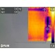 Caméra thermique FLIR E8, vue de fuites d&#039;air sur trappe donnant accès au combles.