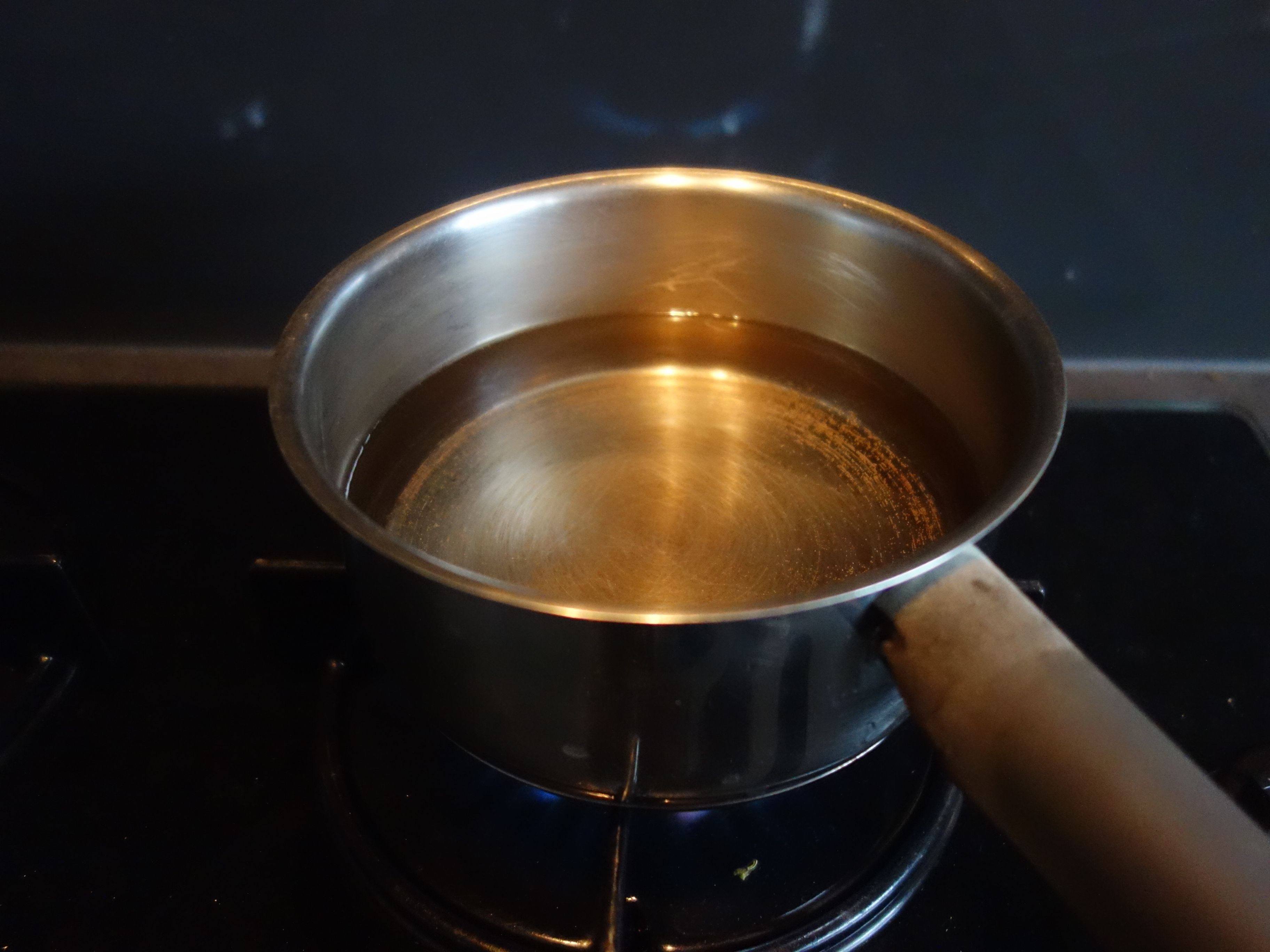 Faire chauffer de l'eau dans une casserole